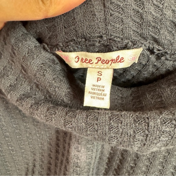 Free People Waffle Knit Boho Relaxed Fit Cowl Neck Sweater Size Small - Picture 15 of 16